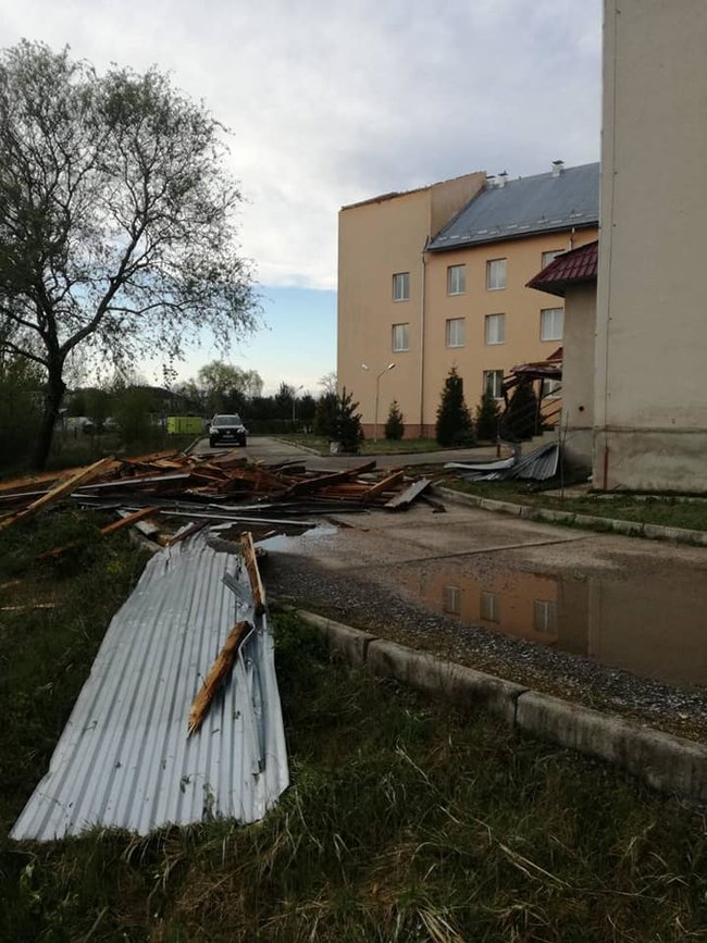 Наслідки потужного урагану на Закарпатті: зірвано десятки дахів 06