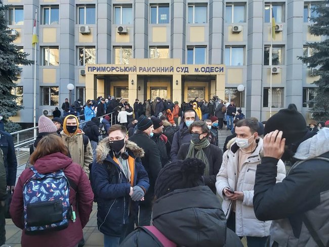 Біля будівлі суду в Одесі зібралися прихильники Стерненка 01