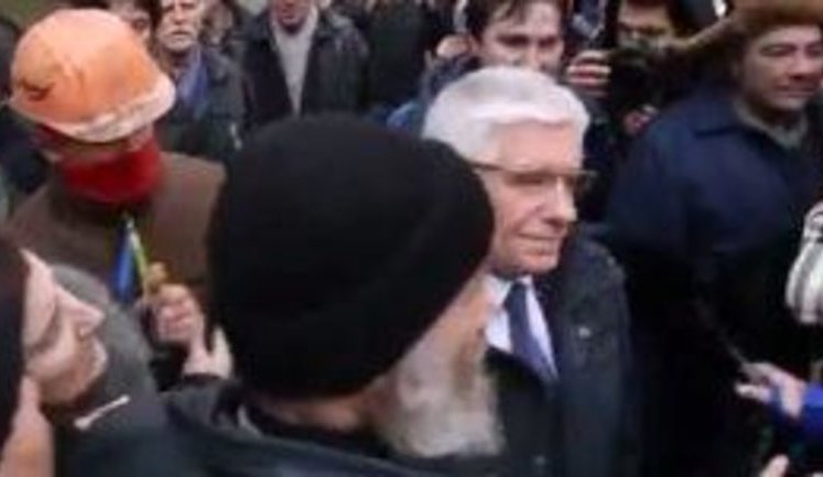 “Дирижер!”, “Ганьба!", - Чечетова забросали обертками от конфет. ВИДЕО