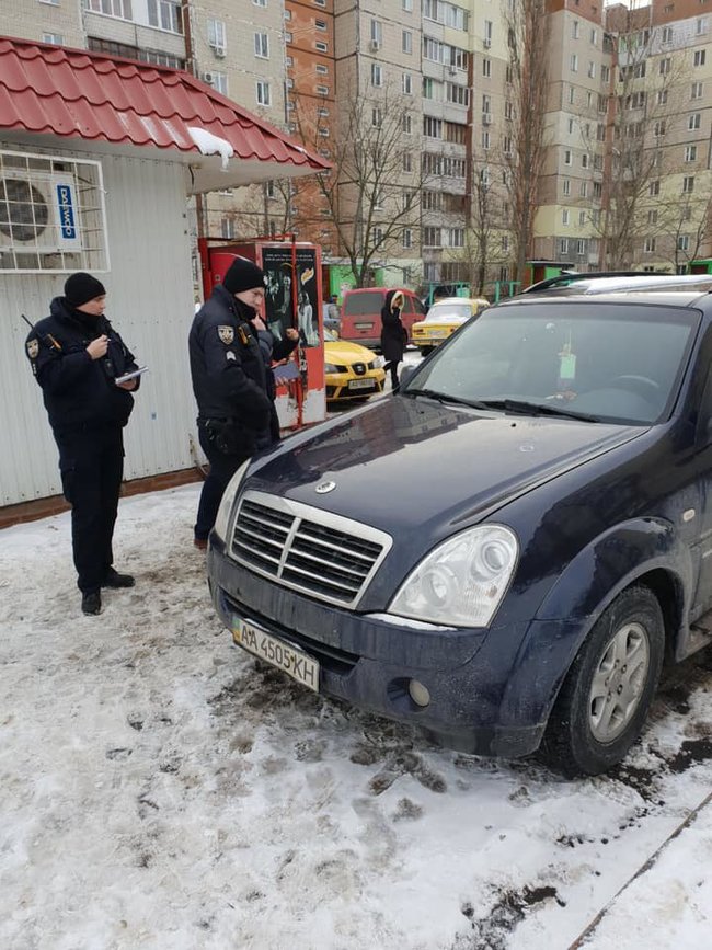 Неизвестные обстреляли автомобиль работников центрального штаба кандидата Гриценко 03