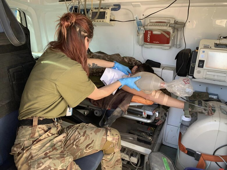 Водій-парамедик Саід Ісмагілов: Москалі мені пишуть, що вб’ють, що розстріляють. Я з цього просто сміюсь. Кажу: якщо ти такий хоробрий, приїжджай на передок, постріляємось… 04