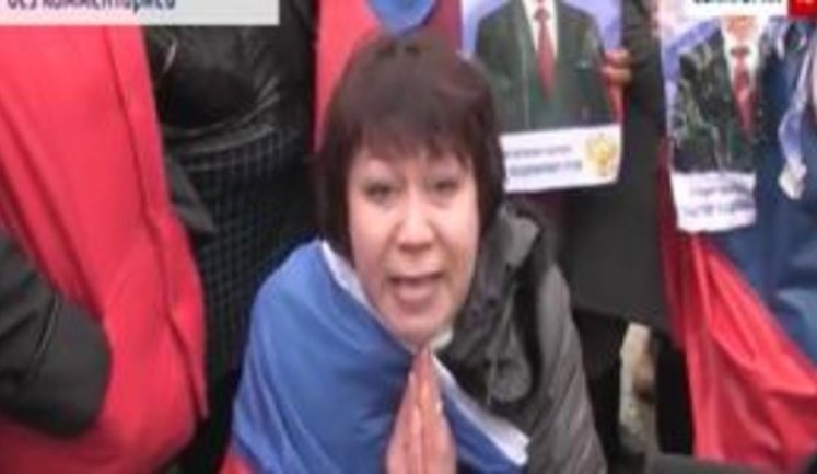 "Спасите нас от фашистов! Вы посмотрите, что полиция с портретом Путина сделала", - в оккупированной Евпатории протестуют против сноса рынка. ВИДЕО