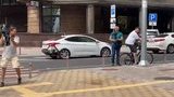 Дубінський знімає ролик, де він їздить на велосипеді, як усі. Поруч стоїть припаркований "мерседес". ВIДЕО