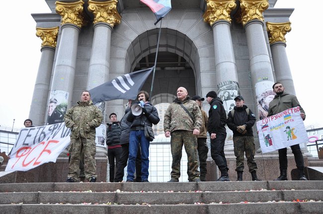 Смерть России!: Националисты забросали камнями здание Россотрудничества и двух банков в Киеве 24