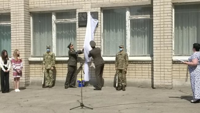 Меморіальну дошку загиблому на Донбасі воїну 25-ї ОПДБр Євгену Лабунцю відкрили в Дніпрі 03