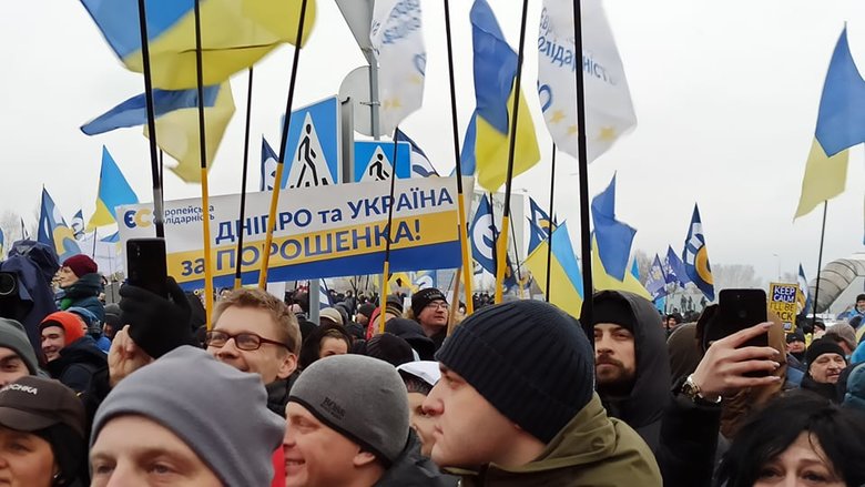 Прихильники Порошенка зібралися біля аеропорту Київ 22