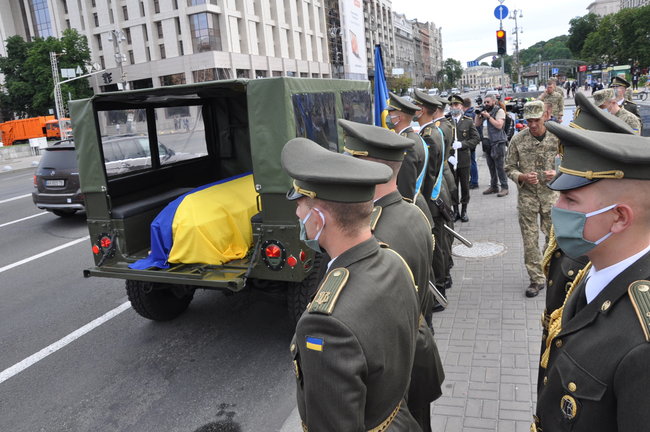 С погибшим Героем Украины Тарасом Матвиивым простились на Майдане Незалежности в Киеве 48