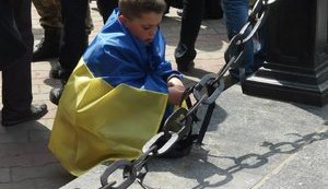 Mourning in Odesa: People bring flowers, candles and paintings remembering the victims of May 2, 2014. PHOTOS