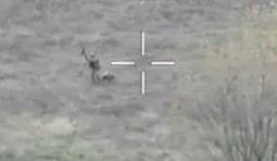 росіянин поцілив прикладом по дрону