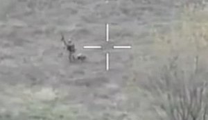 Окупант збиває прикладом автомата безпілотник у польоті та зникає у вогні і диму. ВIДЕО