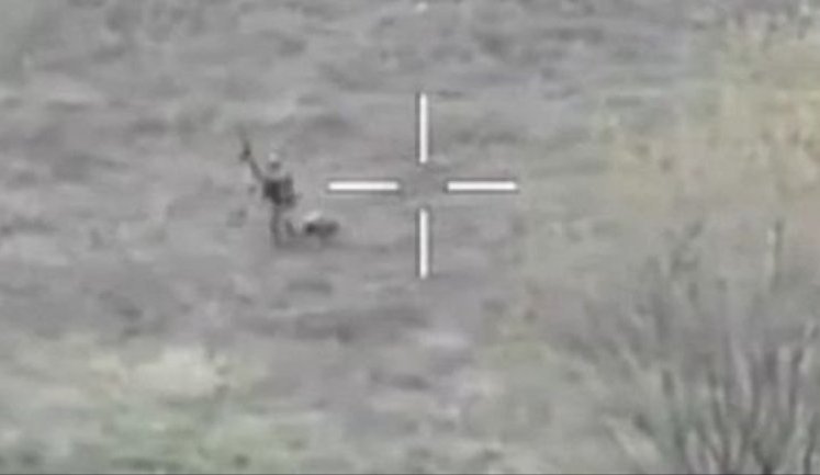 Окупант збиває прикладом автомата безпілотник у польоті та зникає у вогні і диму. ВIДЕО