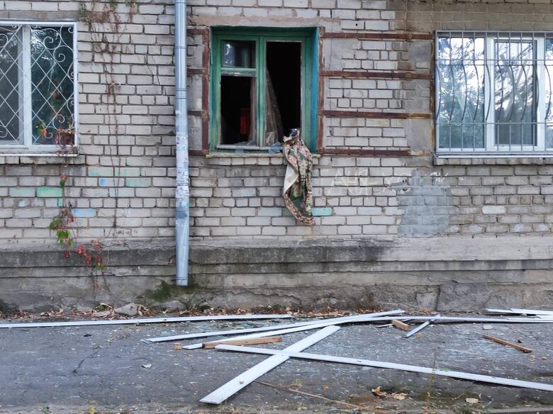 Враг ударил по Корабельному району Херсона, повреждены дома 01