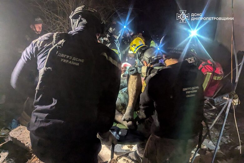 Рятувальники розбирають на місці російського удару по Кривому Рогу
