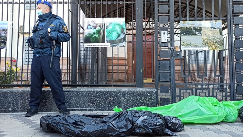 Россия сделала из Донбасса концлагерь: активисты принесли мешки с трупами под посольство РФ в Киеве - требуют открыть КПВВ 11 Россия сделала из Донбасса концлагерь: активисты принесли мешки с трупами под посольство РФ в Киеве - требуют открыть КПВВ 11