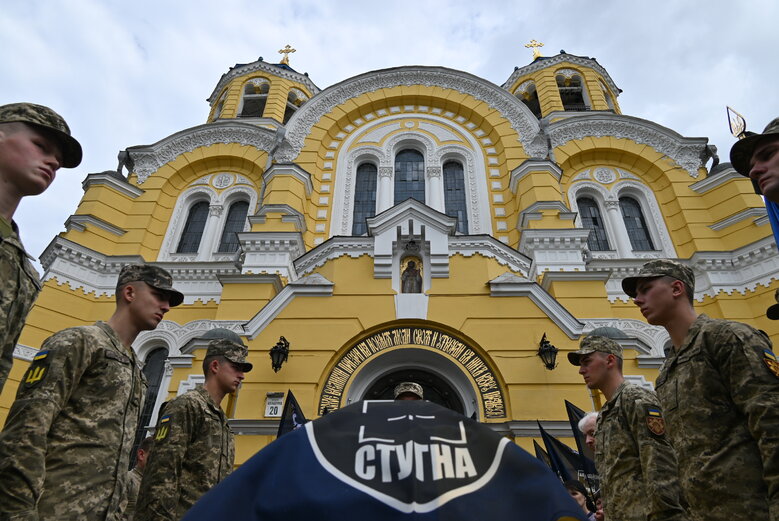 У Володимирському соборі попрощалися із загиблим у боях за Україну воїном Микитою Оптимістом Красновідом 01