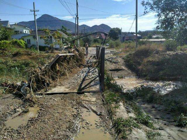 Такое в Крыму вижу впервые!: Последствия ночных ливней и селевых потоков в оккупированном Судаке 02