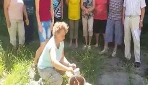 "Гарячу першу страву готуємо, а то ми четвертий день у сухом'ятку", - мешканці окупованої Феодосії варять їжу на багатті. ВIДЕО