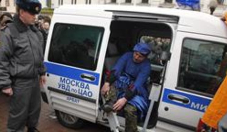 На массовых гуляниях в Москве "пилицейские" "свинтили" самого беззащитного - "Святого Патрика" на ходулях. ФОТОрепортаж