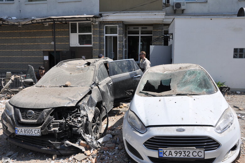 Нічна російська атака на Київ: У будинку в Голосіївському районі пошкоджено 12 квартир 03