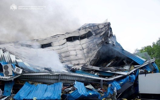 Рашисти знищили відділення Нової пошти в Дніпрі. Після удару будівля вигоріла вщент, - компанія. ВIДЕО