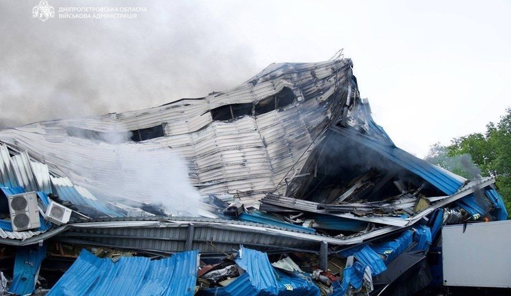 Russian forces destroyed Nova Poshta branch in Dnipro. Building was completely gutted by strike, the company said. VIDEO