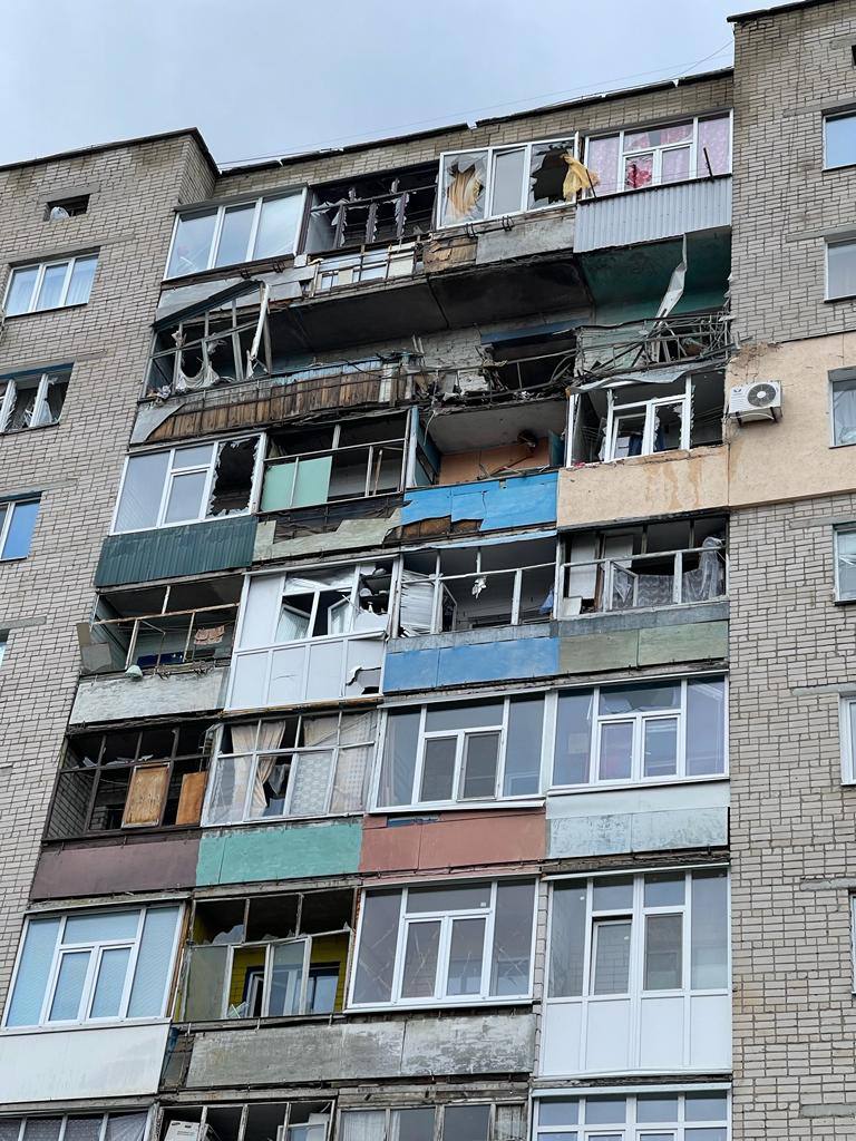 Рашисти обстріляли Куп’янщину, влучили у багатоповерхівку, - ОВА 01