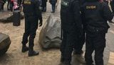"У мене наказ забрати трьох чоловіків", - на новорічне свято у дворі Мінська приїхали силовики, одного з жителів відвезли з маленькими доньками. ВIДЕО