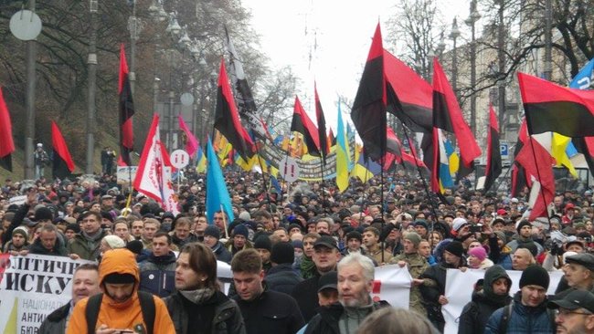 Наш ворог - олігархат! Наш ворог - Порошенко! Прихильники Саакашвілі провели марш у Києві з закликом імпічмента президента (оновлено) 24