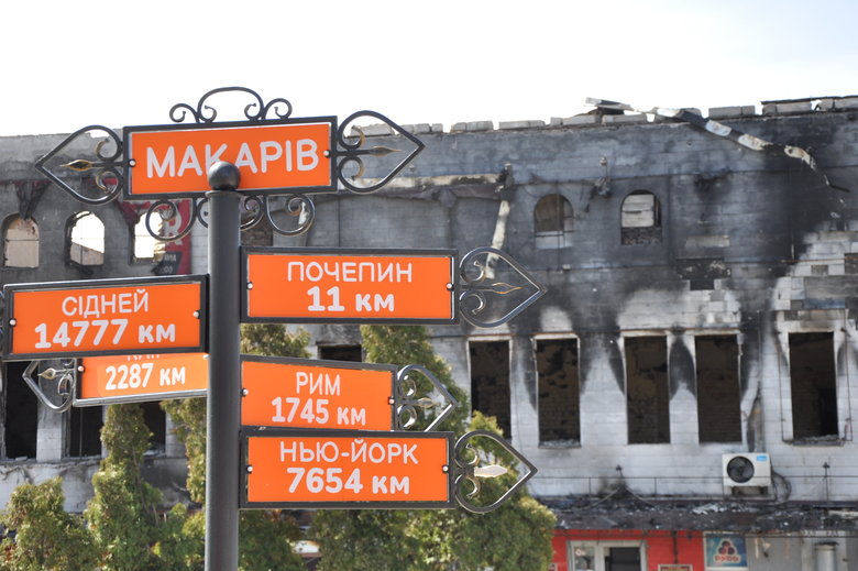 Розбомблені будинки, школа, бібліотека, вирви на дорогах та потрощені автомобілі: наслідки російської окупації в Макарові 43