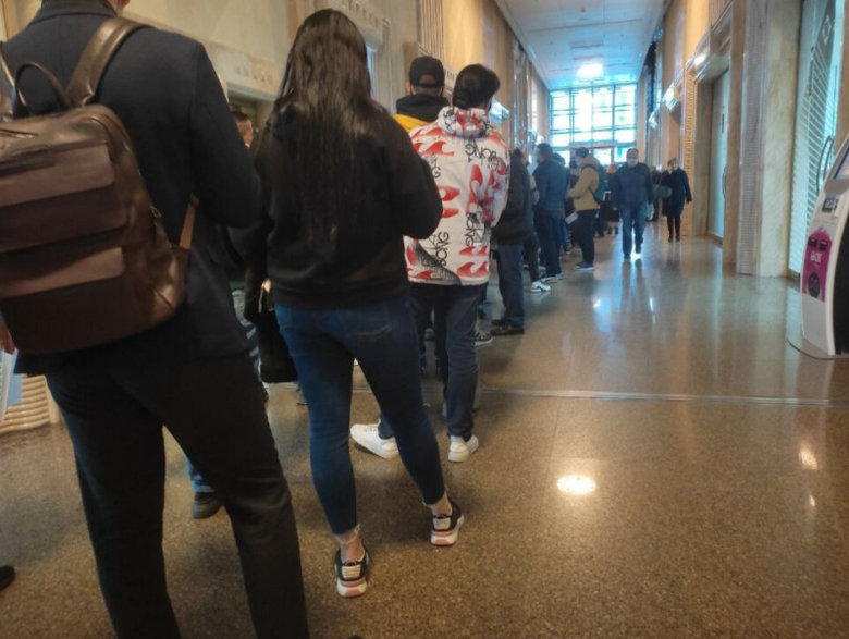 Після потрапляння регіону в червону зону величезні черги на вакцинацію вишикувалися в Дніпрі 03 Після потрапляння регіону в червону зону величезні черги на вакцинацію вишикувалися в Дніпрі 03