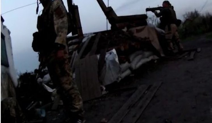 "Ingress! Move in!" – Ukrainian soldiers of 14th Brigade filmed in skirmish with militants in Marinka. VIDEO