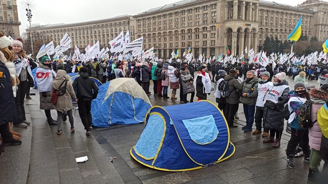 Протест ФОПів: Правоохоронці спробували демонтувати намети - застосовували сльозогінний газ 31