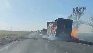 Росіянин їде дорогою і рахує спалені дронами вантажівки: "Шесть нах#й, #бать. Вот еще там #баная, бл#дь". ВIДЕО