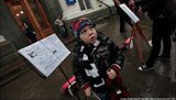 6-летний скрипач под дождем играл для депутатов горсовета за 6 миллионов гривен. ФОТОрепортаж