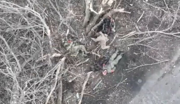 Ukrainian soldier emerges from trench, makes control shots at three Russian army stormtroopers and trophies their weapons. VIDEO
