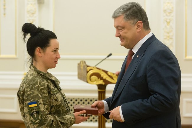 Порошенко наградил женщин-военнослужащих, принимавших участие в АТО 02