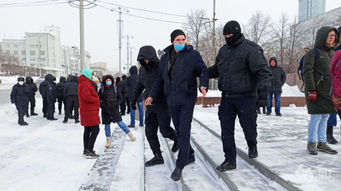 Протесты в России против войны: задержали почти 700 человек 02