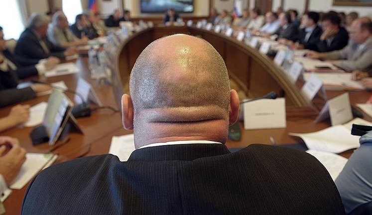 Як українські політики перепродують державні ресурси