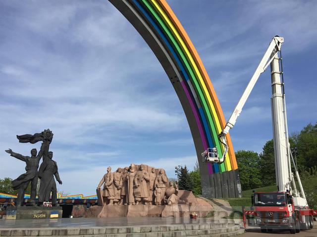 Люди, назвавшие себя Правым сектором и Свободой, остановили работы по раскраске арки Дружбы народов в центре Киева 04 Люди, назвавшие себя Правым сектором и Свободой, остановили работы по раскраске арки Дружбы народов в центре Киева 04