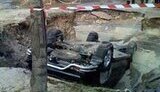 В центре Киева новехонький джип &amp;quot;Лексус&amp;quot; ушел под асфальт. ФОТО.