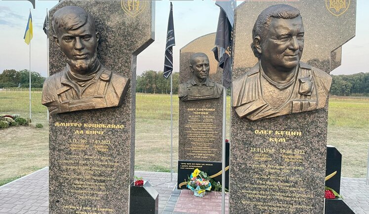 В Холодном Яре почтили героев и открыли памятники павшим защитникам Украины. ВИДЕО+ФОТОрепортаж