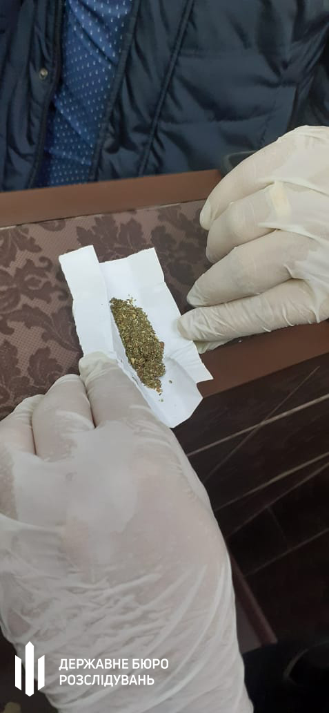 ГБР задержало сотрудника мариупольского СИЗО, наладившего продажу каннабиса арестованным 02