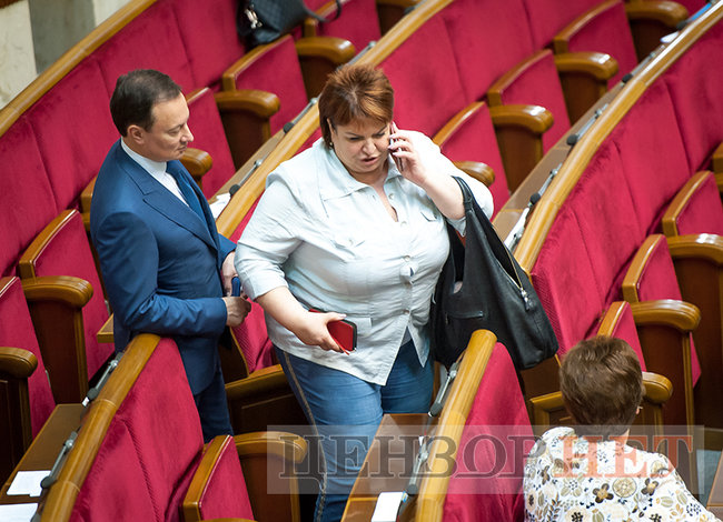 Ляшко і Богуслаєв вивчають газету, Семерак в оточенні нардепів та обійми Ричкової і Полторака, - день роботи ВР 18 травня 18