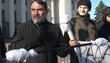 Депутатам вручили палочки для чистки ушей. Если не поможет обещали дать в ухо. ВИДЕО.