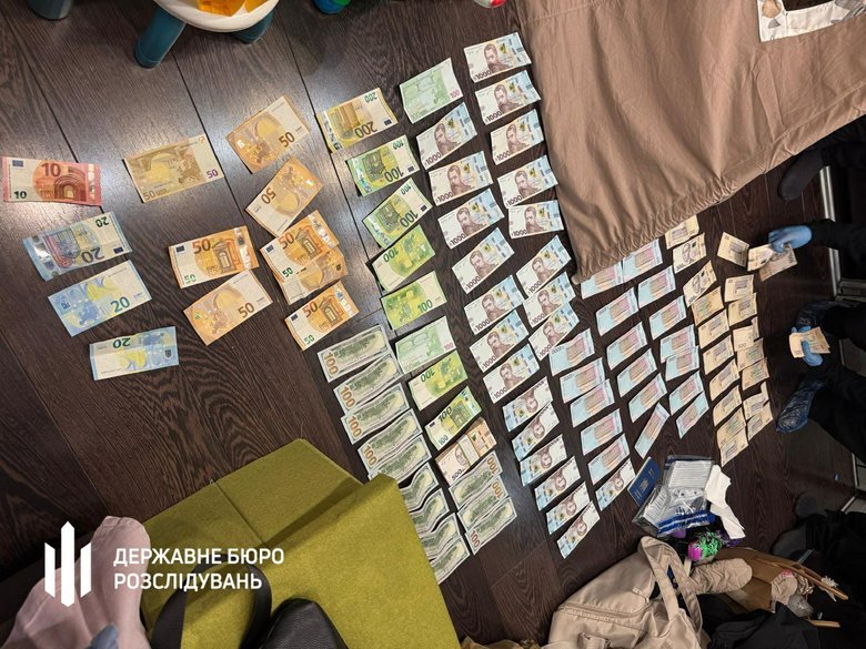 Правоохоронець допомагав ухилянтам виїхати