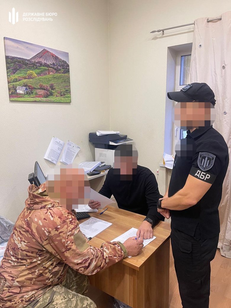Двом посадовцям ВЧ на Донеччині повідомили про підозру через незаконний продаж продовольства