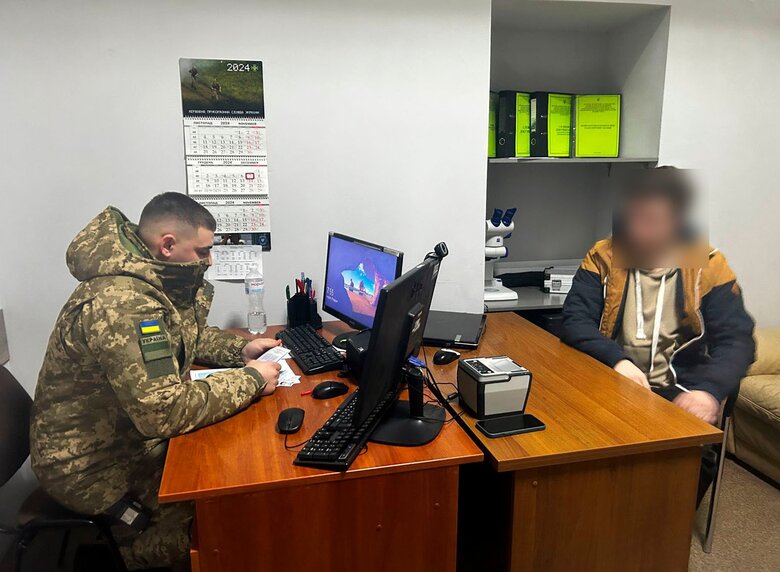 На кордоні викрили чоловіка, який видавав себе за жінку