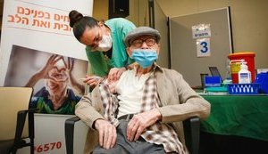 Четверта вакцинація від COVID-19 суттєво підвищує захист літніх людей, - МОЗ Ізраїлю
