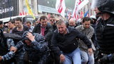 На Майдане оппозиционеры подрались с "Беркутом": снесена часть забора вокруг фан-зоны Евро-2012. ФОТОрепортаж