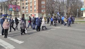 У Полтаві підприємці вийшли на протест через карантин: мітингувальники перекривають рух центральними вулицями міста. ФОТОрепортаж